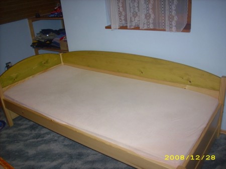 Dětská barevná postel